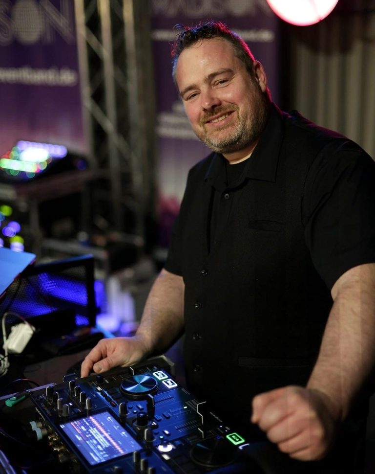 DJ Steven Spurek von Pary Sharks ist für Hochzeiten, Firmenfeiern und Events in Nordhessen und weit darüber hinaus unterwegs. DJ Steven Spurek steht an seinem DJ-Pult